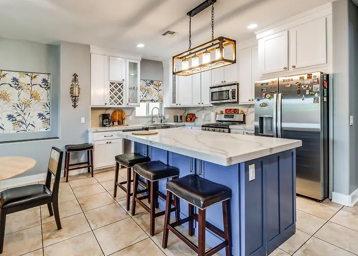 Walk To Trails! Private Yard W/ Views Holiday home *