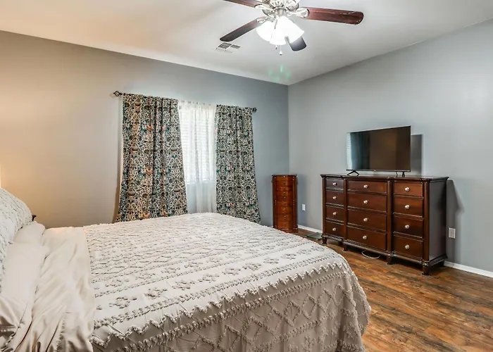 Walk To Trails! Private Yard W/ Views Holiday home