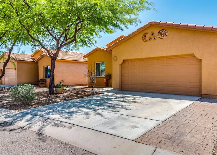Holiday home Walk To Trails! Private Yard W/ Views